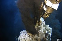 Der Schwarze Raucher "One Boat" im Hydrothermalfeld "Turtle Pits" am Mittelatlantischen Rücken. Foto: ROV-Team, GEOMAR