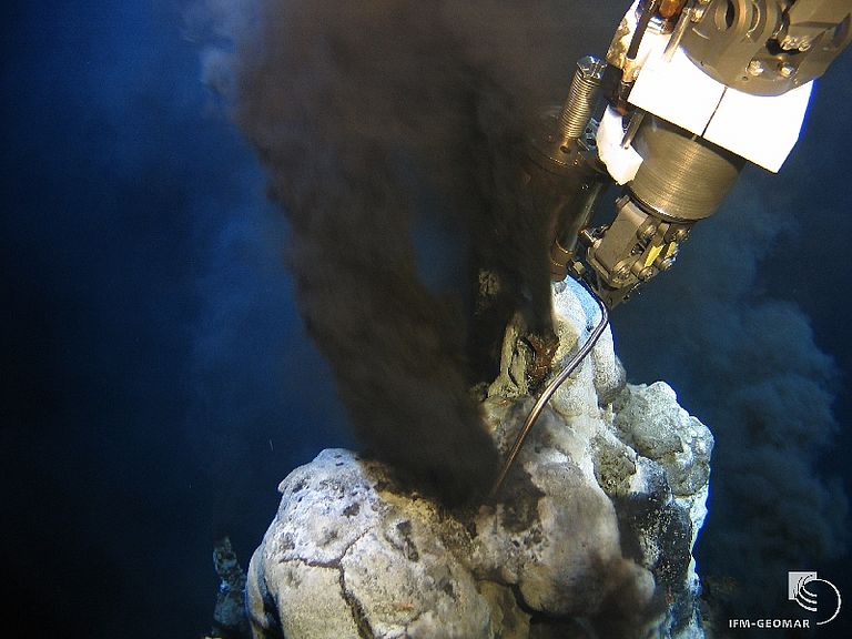 Der Schwarze Raucher "One Boat" im Hydrothermalfeld "Turtle Pits" am Mittelatlantischen Rücken. Foto: ROV-Team, GEOMAR
