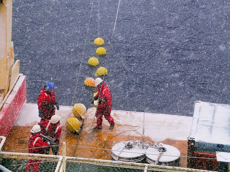 Auch während der antarktischen Sommermonate sind die Arbeitsbedingungen im Südpolarmeer schwierig. Foto: M. Visbeck, IFM-GEOMAR