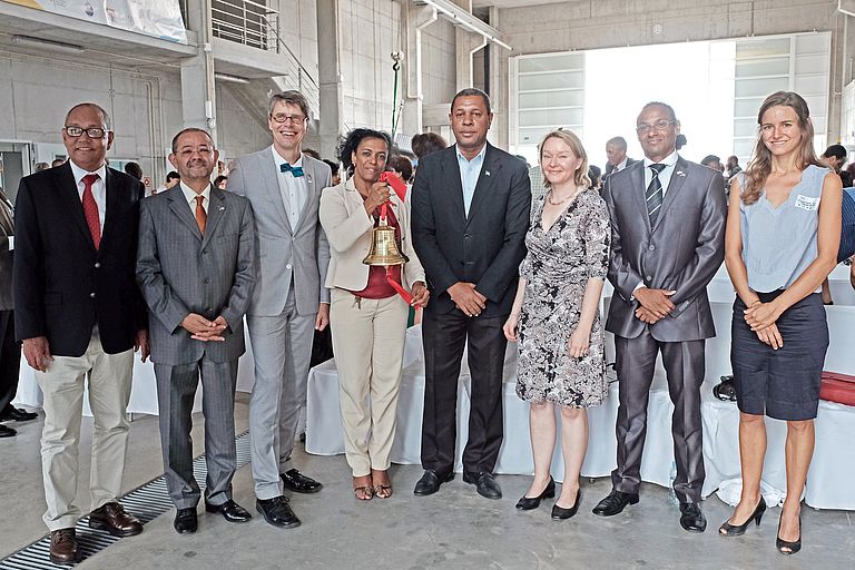 Opened the OSCM for scientific operation (from left to right):  Carlos Évora Rocha (National Director of Maritime Economy of the Republic of Cabo Verde), Pedro Gregorió Lopes Filho (architect), Prof. Dr. Arne Körtzinger (GEOMAR), Dr. Osvaldina Silva (president of the INDP), Augusto Neves (mayor of São Vicente), Cordula Zenk (GEOMAR), Carlos Santos (Honorary Consul of Germany in Cabo Verde), Dr. Marie von Engelhardt (German embassy in Dakar). Photo: J. Steffen, GEOMAR