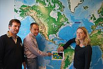 The authors Prof. Hermann Bange, Dr. Lothar Stramma and Dr. Rena Czeschel discuss the eddy distribution in the ocean off Peru. Photo: M. Müller, GEOMAR.