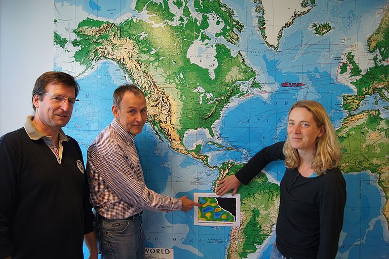 Die Autoren Prof. Hermann Bange, Dr. Lothar Stramma und Dr. Rena Czeschel besprechen die Wirbelverteilung im Ozean vor Peru. Foto: M. Müller, GEOMAR.