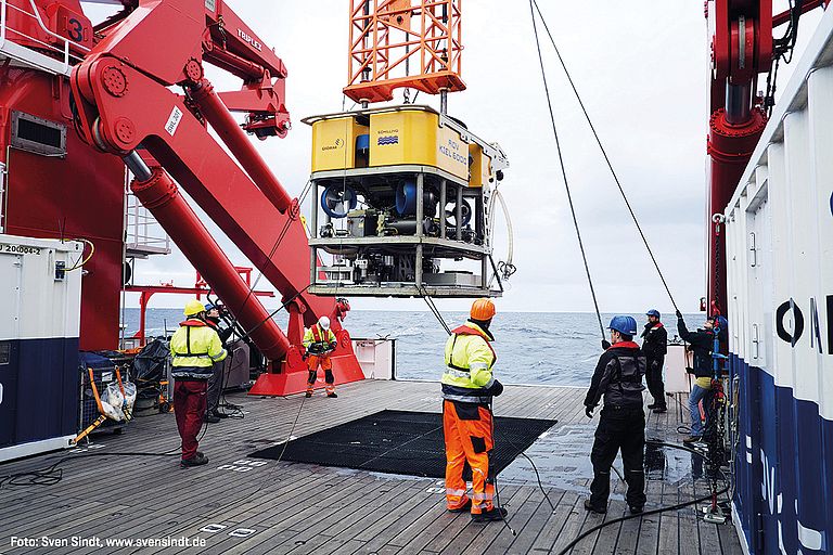 Handling des 3,5 Tonnen schweren ROV KIEL 6000 an Bord von FS SONNE. Foto: S. Sindt.