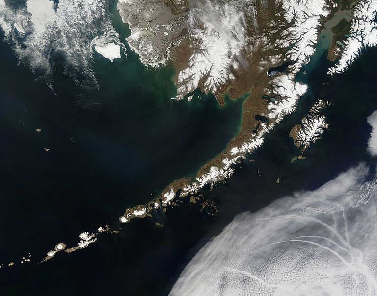Die Aleuten sind eine Kette aus mehr als 300 kleinen vulkanischen Inseln, die einen Inselbogen im Nordpazifischen Ozean bilden. Sie erstecken sich über rund 1750 Kilometer Länge von Alaska Richtung Westen. Die Aleuten, mit 57 Vulkanen, liegen im nördlichen Teil des pazifischen Feuerrings. Foto:NASA, www.nasa.gov/multimedia/imagegallery/