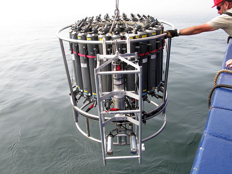 Mit einem Underwater Vision Profiler (UVP), der an einem Kranzwasserschöpfer befestigt ist, untersuchen Kieler Forscherinnen und Forscher die Verteilung von Partikeln in der Wassersäule. Foto: Rainer Kiko/GEOMAR