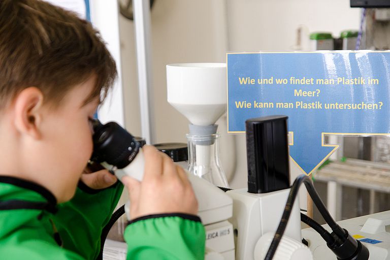 Mikroskopierstation zum Thema "Mikroplastik". Foto: Jan Steffen, GEOMAR