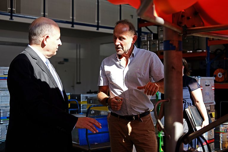 Dr Peter Linke (right), head of GEOMAR's Technology and Logistics Centre with Dr Spinrad . Photo: Jan Steffen, GEOMAR