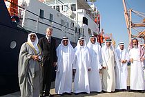 Der Präsident der King Abdulaziz University (KAU), seine Exzellenz Prof. Osama Tayyeb, mit IFM-GEOMAR Direktor Prof. Peter Herzig und hochrangigen Vertretern der King Abdulaziz University vor dem Forschungsschiff POSEIDON in Jeddah. Foto: M. Dengler, IFM-GEOMAR.