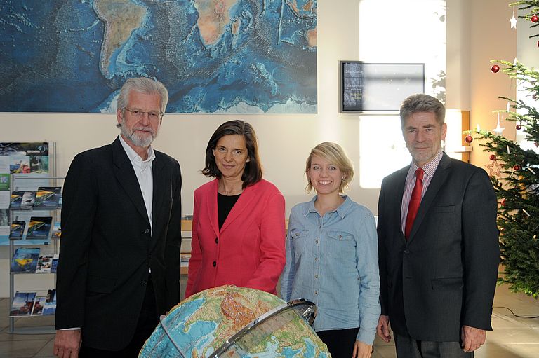 GEOMAR Direktor Prof. Dr. Peter Herzig mit der Bundesfraktionsvorsitzende der Grünen, Katrin Göring-Eckardt, Fraktionsvorsitzende der Grünen in Kiel, Lydia Rudow und GEOMAR Verwaltungsdirektor Michael Wagner. Foto: J. Steffen, GEOMAR.