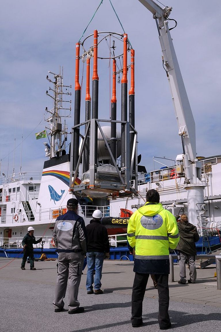 Besatzungsmitglieder der ESPERANZA und Techiker des IFM-GEOMAR verladen die Mesokosmen in Kiel auf das Greenpeace-Schiff. Foto: J. Steffen, IFM-GEOMAR