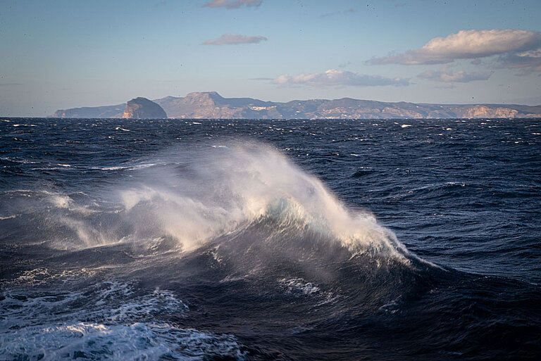 Wellenkämme an einem windigen Tag