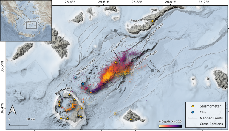Eine Karte zeigt die Insel Santorii und den Unterwasservulkan Kolumbo und die seismischen Zentren der Erdbeben