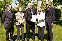 Bundesforschungsministerin Prof. Annette Schavan (2.v.r.) mit Schleswig-Holsteins Ministerpräsident Peter Harry Carstensen (m), CAU Präsident Prof. Gerhard Fouquet (l), der Vorsitzenden des Konsortiums Deutsche Meeresforschung und Direktorin des Alfred-Wegener Instituts für Polar- und Meeresforschung, Prof. Karin Lochte (2.v.l.) sowie IFM-GEOMAR Direktor Prof. Peter Herzig (r) nach der Vertragsunterzeichnung. Foto: H. Muss.