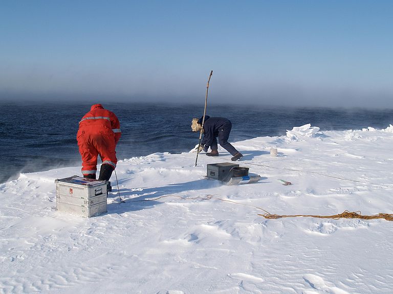 Forschung in der sibirischen Laptewsee, einer der "Eisfabriken" des Nordpolarmeers. Foto: Heidemarie Kassens/GEOMAR