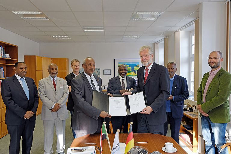 Dr. Mohamed Abu Fatima Abdalla (Director General of the Geological Research Authority of Sudan) und GEOMAR-Direktor Prof. Dr. Peter Herzig unterschreiben das MoU. Im Hintergrund (v.l.n.r.): Seine Exzellenz Badreldin M. Abdalla (Botschafter der Republik Sudan), Omer Elkhidir Elamin, Dr. Warner Brückmann (GEOMAR),  Prof. El Sheik Mohamed Abdel Rahman, Siddig Abdalgadir Ahmed und Dr. Nico Augustin. Foto: Jan Steffen