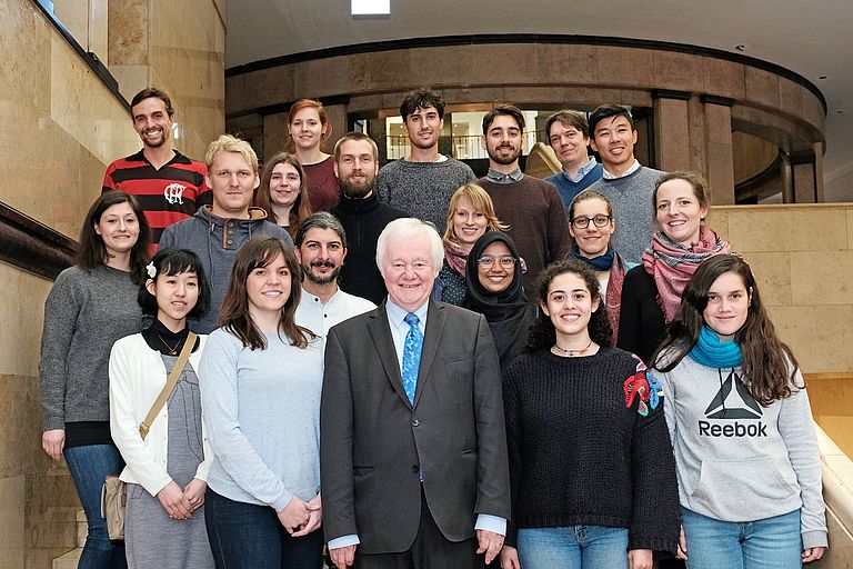 Kiels Stadtpräsident Hans-Werner Tovar (vorne Mitte) begrüßt die Teilnmehmerinnen und Teilnehmer des GAME-Projekts 2019 in Kiel. Am Empfang im Kieler Rathaus nahmen außerdem Ratsfrau Christina Schubert (erste Reihe links) und Ratsherr Nesimi Temel (zweite Reihe 2. v. li.) teil. Foto: Jan Steffen/GEOMAR.