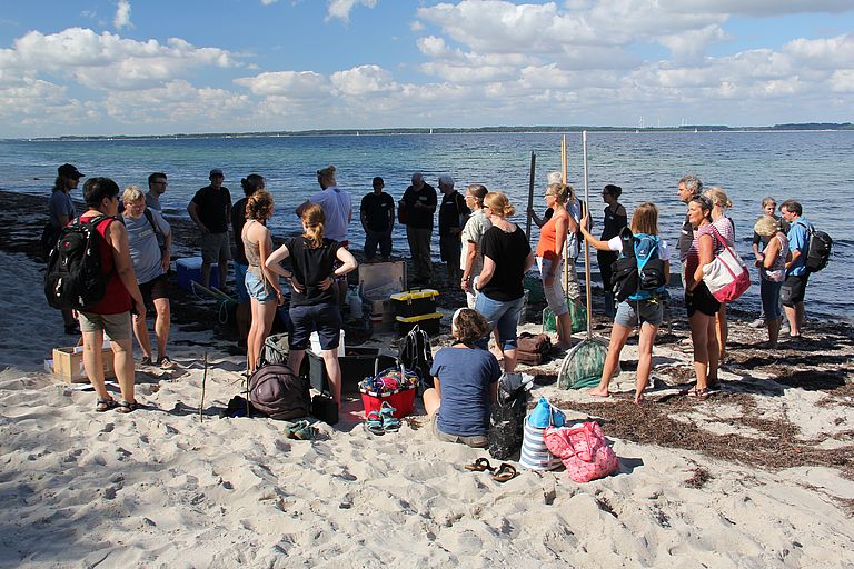 Participants of the workshop prepare for sampling. Photo: Joachim Dengg, GEOMAR