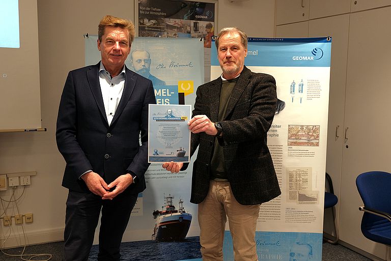 Dr. Andreas Lehmann accepts the Otto Krümmel award on behalf of Vera Stockmayer