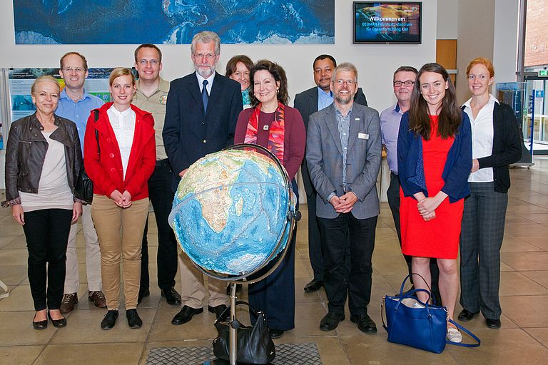 Leiterin des US-Generalkonsulates Nancy Corbett (Mitte) mit Mitarbeitern und Gastgebern am GEOMAR. Foto: Jan Steffen.