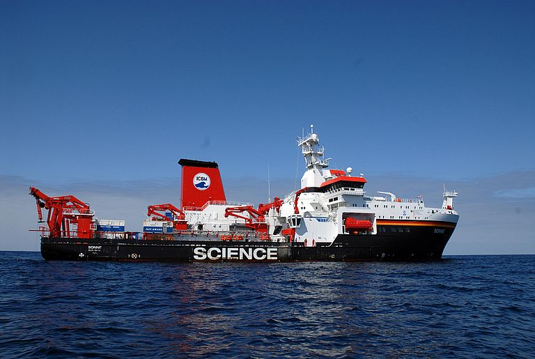 Kurs Beringsee: Das deutsche Forschungsschiff SONNE wird zehn Wochen lang vor den Aleuten und der Halbinsel Kamtschatka arbeiten. Foto: Peter Linke, GEOMAR