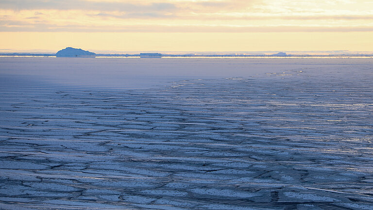 Eisschollen bedecken das Meer