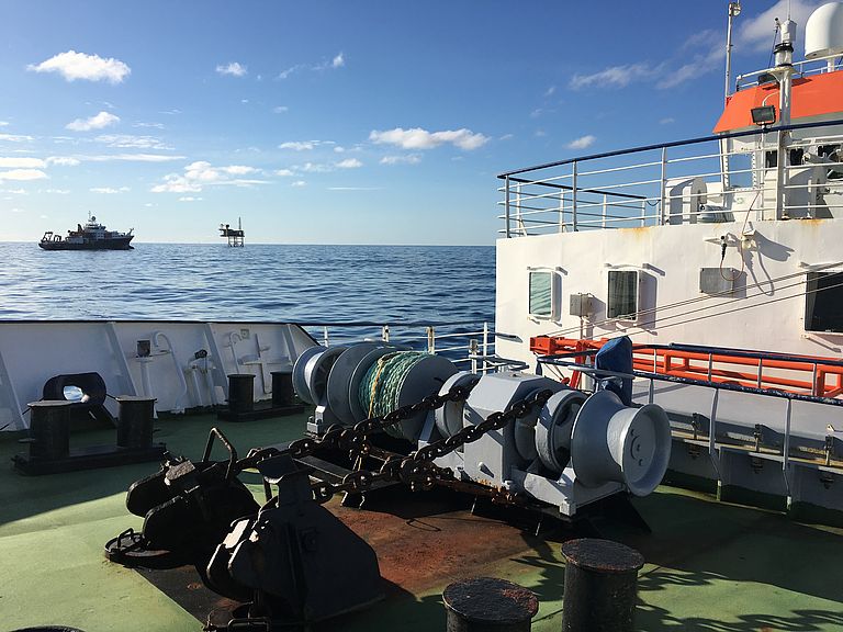 Das Forschungsschiff POSEIDON (Vordergrund) und das britische Forschungsschiff RRS JAMES COOK (Hintergrund) bei der Gasförderplattform Goldeneye vor Schottland während des aktuellen Freisetzungsexperiments. Foto: Peter Linke/GEOMAR