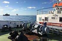 [Translate to English:] Das Forschungsschiff POSEIDON (Vordergrund) und das britische Forschungsschiff RRS JAMES COOK (Hintergrund) bei der Gasförderplattform Goldeneye vor Schottland während des aktuellen Freisetzungsexperiments. Foto: Peter Linke/GEOMAR
