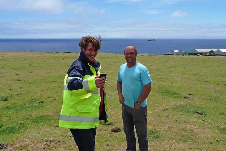 Die Geophysikerin Dr. Marion Jegen während einer Expediton auf der Vulkaninsel Tristan da Cunha im Südatlantik im Gespräch mit Inselbewohner Robin Repetto. Auch die geophysikalische Daten dieser Expedition fließen in Erdmodelle ein. Wie diese Modelle noch realistischer werden, erklärt Dr. Jegen jetzt im Rahmen der SEG Honorary Lectures.  Foto: Peter Wolfgram, AWI