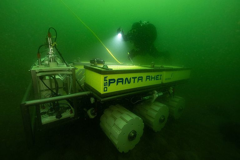 DSR Panta Rhei und ein Taucher am Meeresboden. Foto: Florian Huber