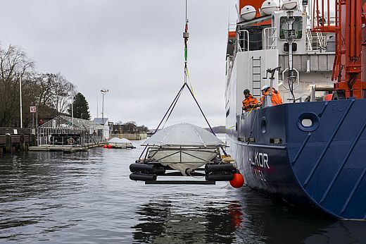 Ausbringen der Mesoskosmen an der Pier vor dem Kieler Aquarium für das Experiment im Rahmen von Ocean Alk-Align.