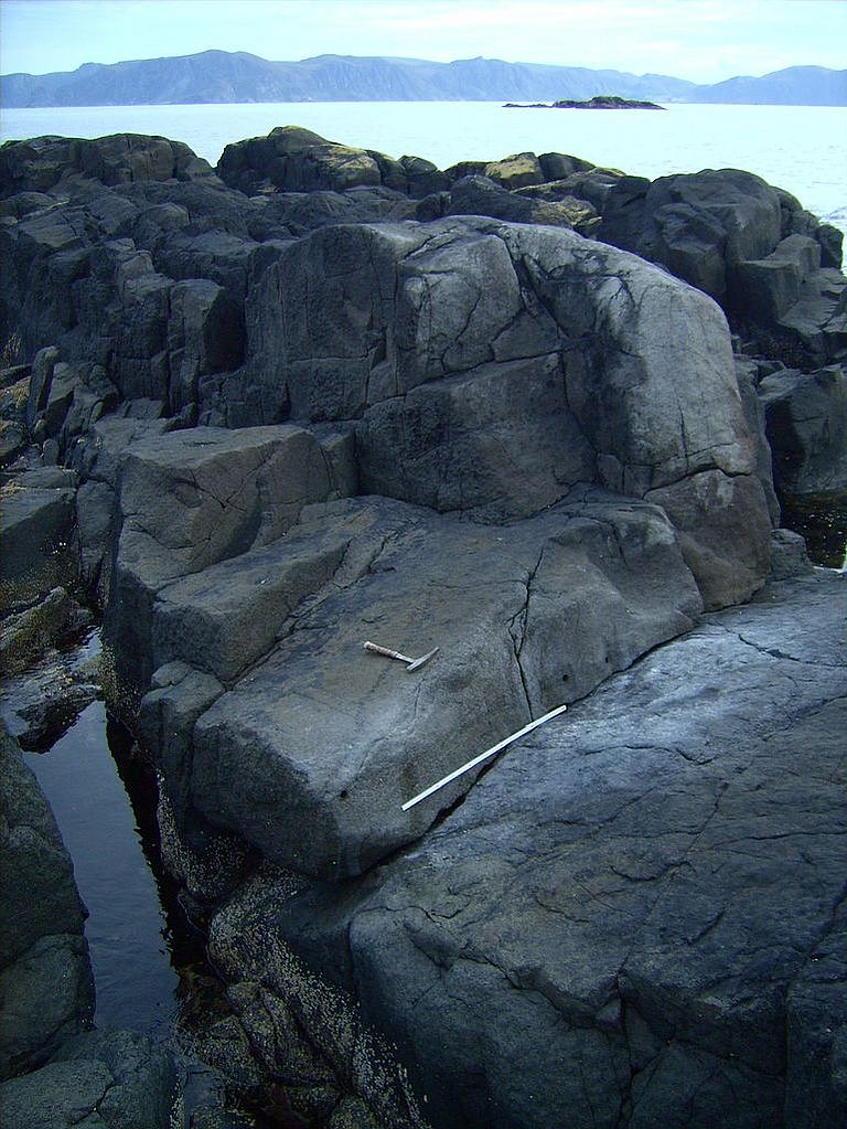 Untersuchungsgebiet in Kråkenes, Westnorwegen. Die über 400 Millionen Jahre alten Gesteine gehören zur unteren Erdkruste und sind aus einer Tiefe von ca. 50 km wieder an die Oberfläche gelangt.