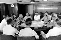 Fahrtleiter-Besprechung auf F.S. „Meteor“ im Roten Meer, 1964: (von oben rechts gegen den Uhrzeigesinn) Günter Dietrich, Wolfgang Schott, Friedrich Defant, Johannes Krey, Fritz Holzkamm, Klaus Graßhoff, N.N., Gunther Krause, Johannes Ulrich, Reimer Simonsen. Foto: Archiv Siedler