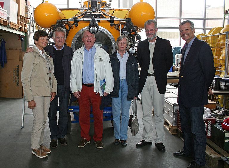 ISAF Präsident Göran Petersson, (3.v.l.) am Tauchboot JAGO. Foto: A. Villwock.