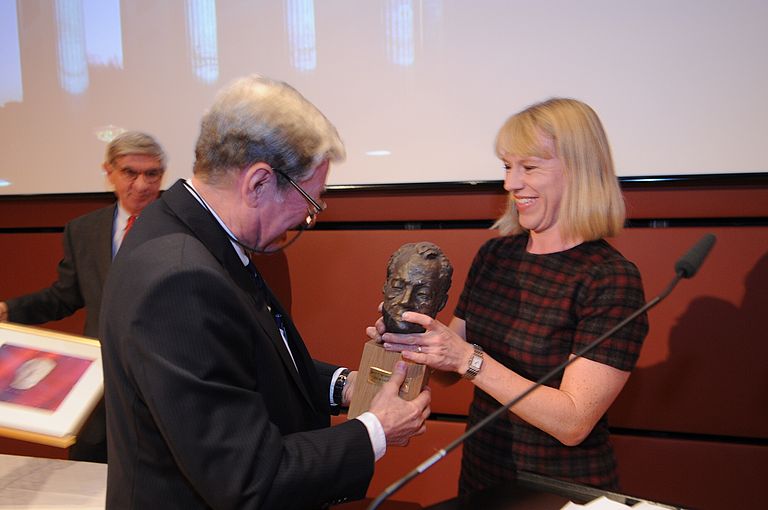 Die norwegischen Kulturministerin Anniken Huitfeldt überreicht Prof. Dr. Jörn Thiede den Willy Brandt-Preis. Foto: Norwegisch-Deutsche Willy Brandt-Stiftung