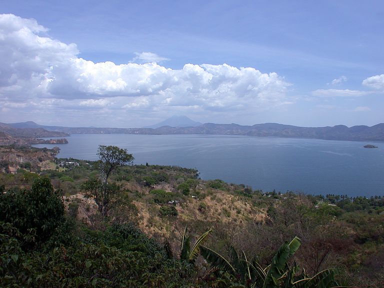 Die Caldera des Ilopango in El Salvador. Im Hintergrund ist der San-Vicente-Stratovulkan zu sehen. Die hellen Ablagerungen im Vordergrund stammen von der Eruption im Jahre 539. Foto: Armin Freundt/GEOMAR.