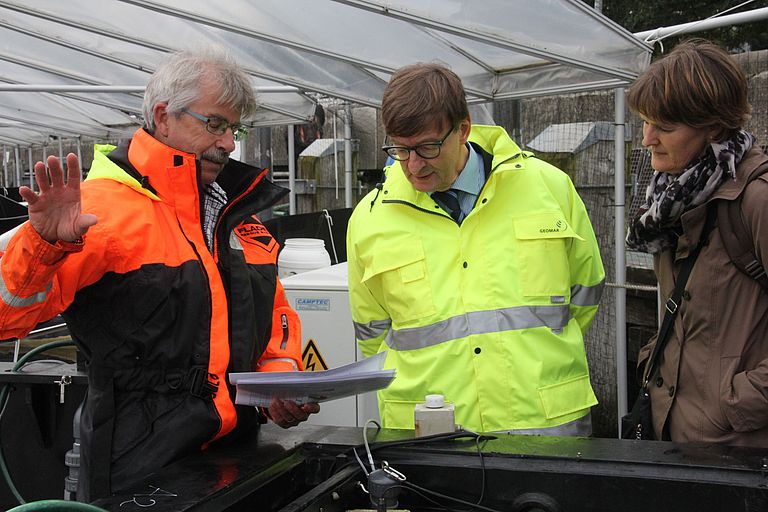 Prof. Dr. Martin Wahl (l) demonstriert Prof. Dr. Otmar Wiestler die Benthokosmenexperimente. Foto: A. Villwock, GEOMAR.