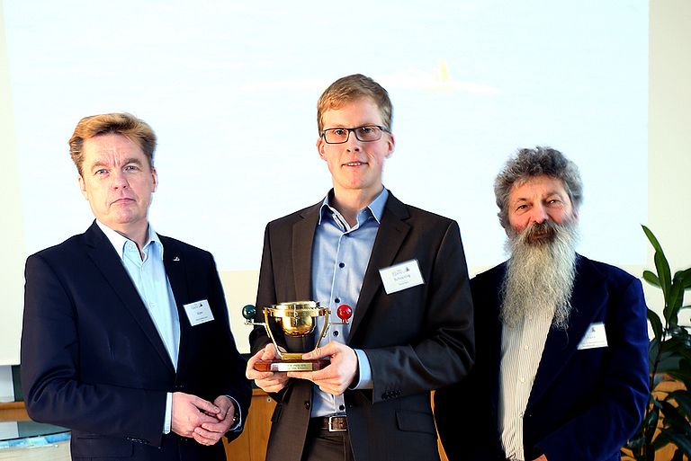 Der mit 5000 Euro dotierte BRIESE-Preis für Meeresforschung 2016 wurde heute am IOW an den Informatiker Timm Schoening (Mitte) verliehen. Links Kapitän Klaus Küper von der BRIESE-Reederei, rechts IOW-Direktor Ulrich Bathmann. Foto: K. Beck, IOW