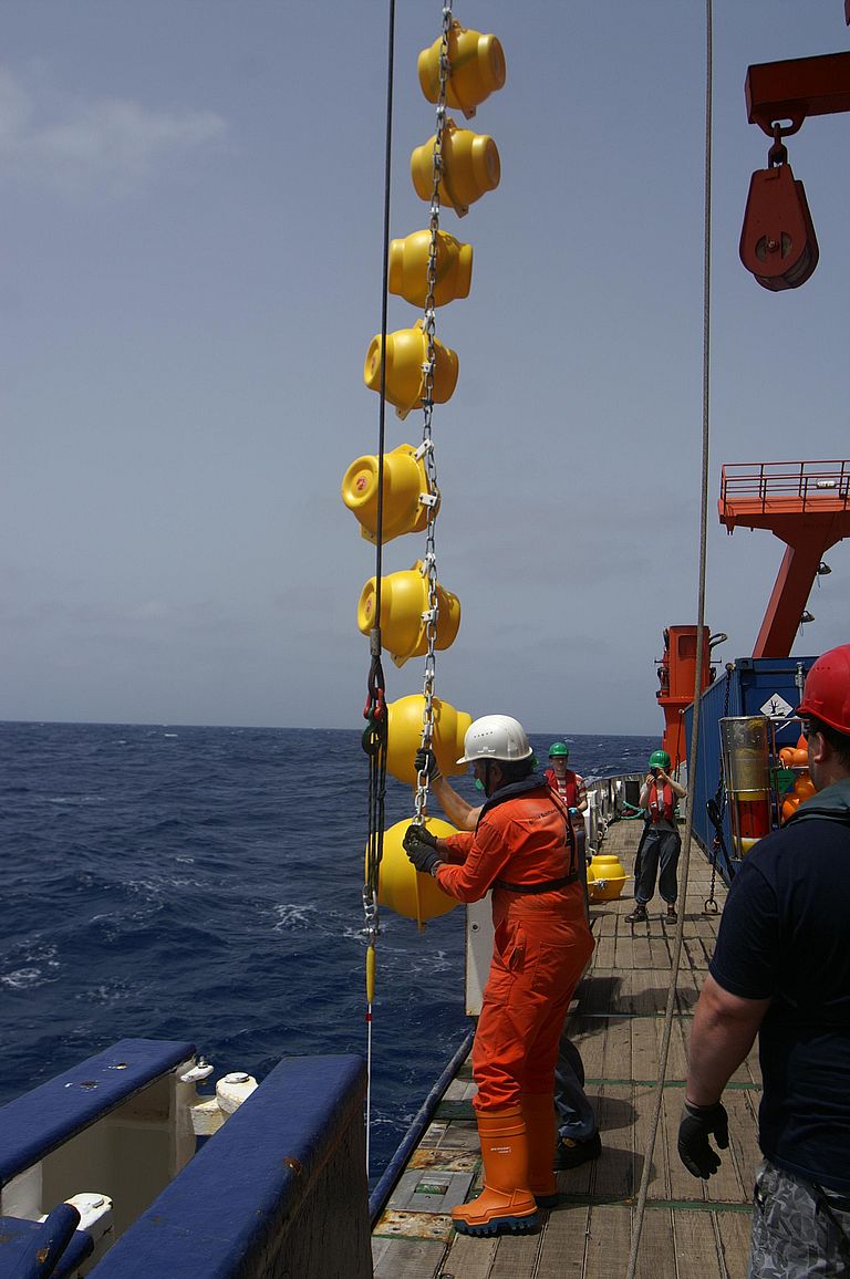 Arbeiten an der ozeanischen Verankerung des Cape Verde Ocean Observatory (CVOO). Foto: Toste Tanhua/GEOMAR