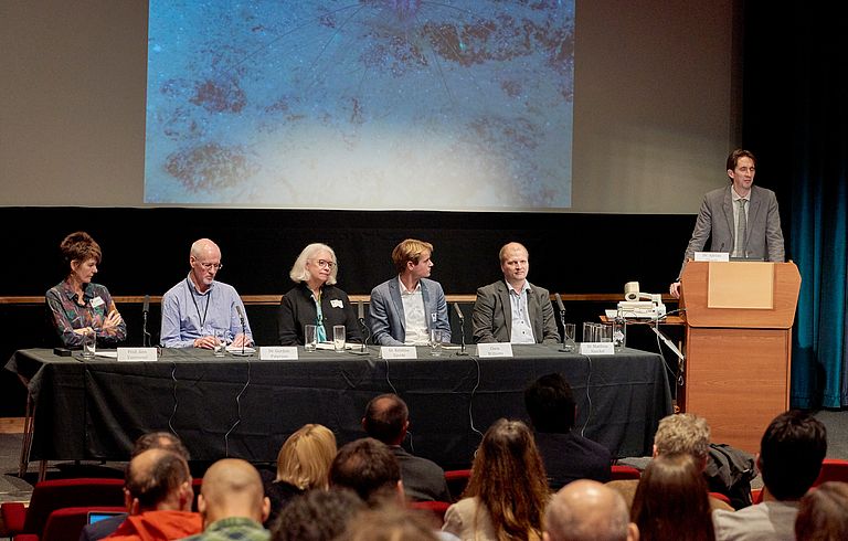 In London scientists discuss their results with stakeholders, such as regulators, NGOs, and companies. ©The Trustees of the Natural Hisory Museum, London