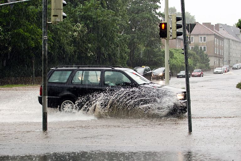 Der Klimawandel wird die Menscheit nicht in ferner Zukunft mit einer finalen, großen Katastrophe treffen. Er manifestiert sich vielmehr in vielen kleinen Ereignissen, wie hier einem Starkregen mit Überschwemmungen, die nur schwer vorherzusagen sind. Diese Dynamik wurde in der neuen Studie berücksichtigt. Foto: Jan Steffen/GEOMAR