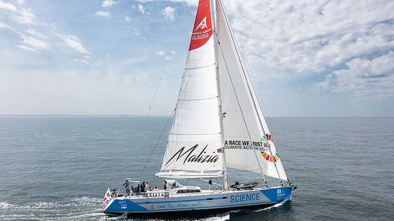 Das Forschungssegelschiff Malizia Explorer bei leicht bewölktem, gutem Wetter