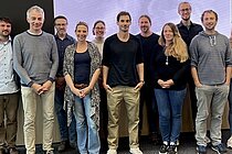 Eine Gruppe Menschen in einem Konferenzraum