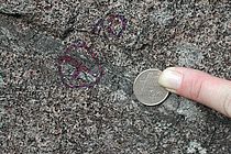 Deformation von Gesteinen in Scherzonen. Die gesamte Deformation ist in der Scherzone konzentriert, während das Umgebungsgestein praktisch nicht verformt ist.