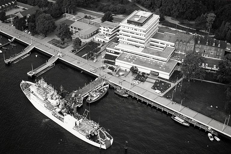 Institut für Meereskunde mit der (weissen) Meteor am Westufer der Kieler Förde. Quelle: Archiv GEOMAR.