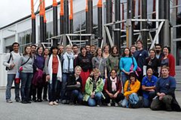 Teilnehmer des Mesoaqua-Workshops vor Kieler Offshore-Mesokosmen am Technik- und Logistikzentrum des IFM-GEOMAR. Foto: J. Steffen, GEOMAR