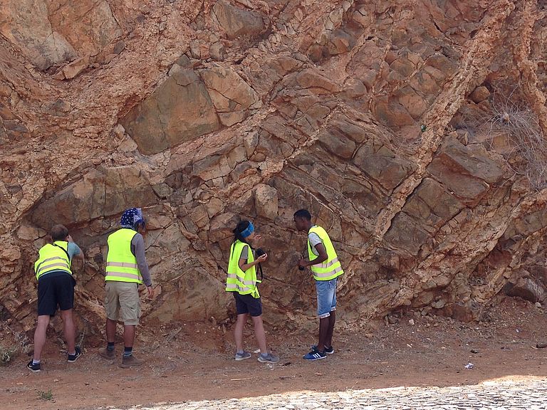 How old are the volcanoes of Cabo Verde? Participants of the summer school looking fotr traces of geological processes. Photo: Christel van den Bogaard/GEOMAR