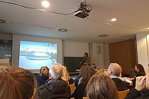 Prof. Dr. Karin Lochte bei ihrem Vortrag während der Marie-Tharp Lecture am GEOMAR. Foto: M. Nehir, GEOMAR.