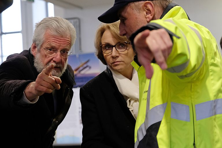 Interessiert verfolgt Anne-Marie Descôtes den Erklärungen der technischen Details einzelner Tiefseegeräte. Links: GEOMAR-Direktor Prof. Dr. Peter Herzig, rechts Dr. Peter Linke, Leiter des Technik- und Logistikzentrums am GEOMAR. Foto: Jan Steffen/GEOMAR