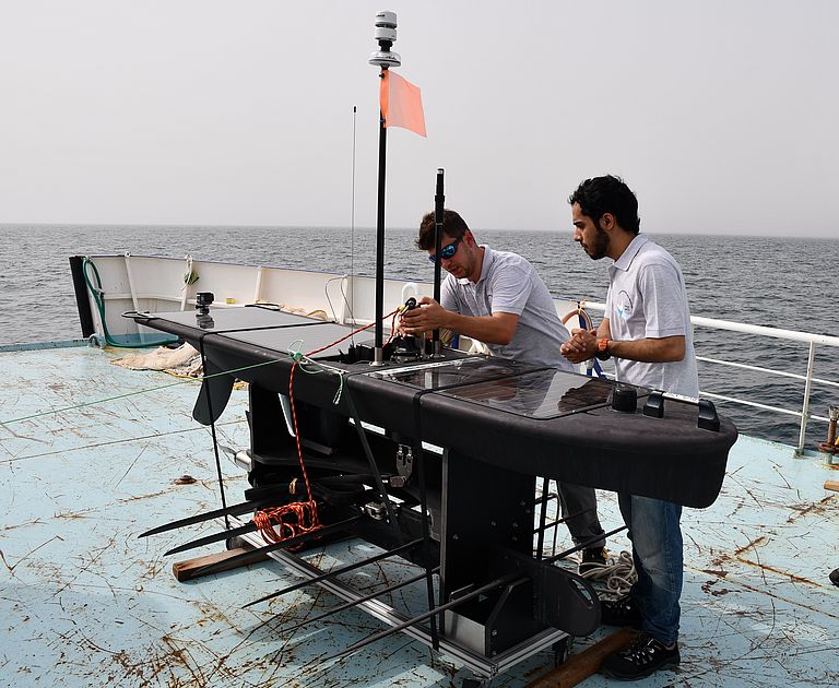 A last check before the launch: Patrick Leibold and Warith Al Sheibany controlling the Wave Glider aboard the AL SEERAH. Photo: Warner Brückmann / GEOMAR