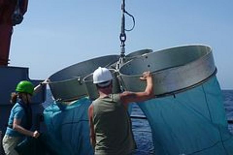 Ausbringen eines Planktonnetzes vom Forschungsschiff POSEIDON aus. Foto: Benjamin Kürten, IFM-GEOMAR